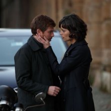 Il Tredicesimo Apostolo 2: Claudio Gioè e Claudia Pandolfi in una scena della fiction