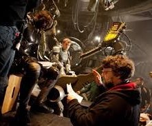 Pacific Rim: Guillermo del Toro sul set del film con Idris Elba e Charlie Hunnam