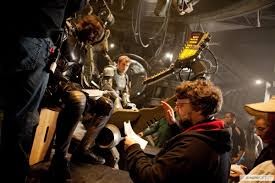 Pacific Rim: Guillermo del Toro sul set del film con Idris Elba e Charlie Hunnam