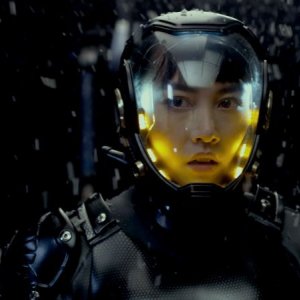 Pacific Rim: Rinko Kikuci nella sua tuta in una scena del film