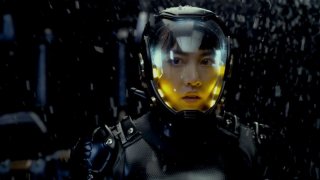 Pacific Rim: Rinko Kikuci nella sua tuta in una scena del film