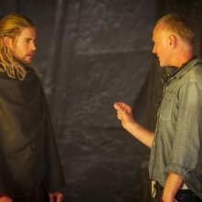 Thor: The Dark World: Chris Hemsworth riceve le istruzioni sul set dal regista Alan Taylor