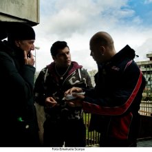 Gomorra - La serie: Il regista Stefano Sollima con Marco D'Amore e Salvatore Esposito sul set