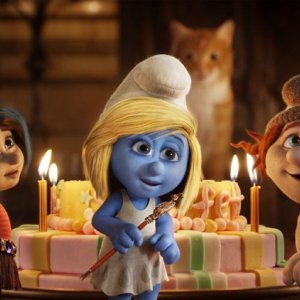 I Puffi 2: Pestifera e Frullo con Puffetta davanti ad una torta di compleanno