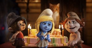 I Puffi 2: Pestifera e Frullo con Puffetta davanti ad una torta di compleanno