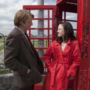 David Wilmot con Andrea Riseborough in una scena del thriller Doppio gioco