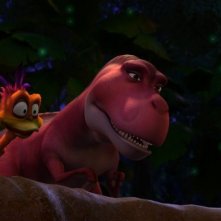 Dino e la macchina del tempo: colorati dinosauri in una scena del film