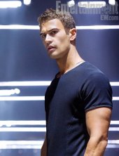 Divergent: Theo James nei panni di Four in un'immagine promozionale pubblicata su EW