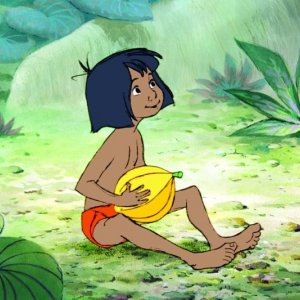 Il libro della giungla: il piccolo Mowgli con un melone giallo in mano in una scena