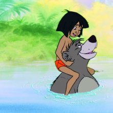 Il libro della giungla: il piccolo Mowgli in acqua sulle spalle del tenero orso Baloo
