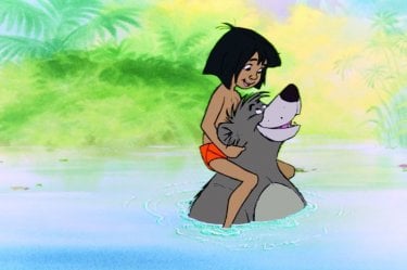 Il libro della giungla: il piccolo Mowgli in acqua sulle spalle del tenero orso Baloo