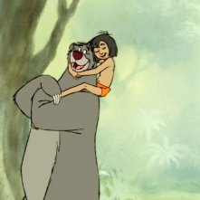 Il libro della giungla: il piccolo Mowgli sulle spalle del tenero orso Baloo in una scena
