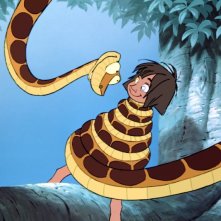 Il libro della giungla: Mowgli ipnotizzato dal pitone Kaa in una scena
