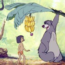 Il libro della giungla: Mowgli in cerca di banane con Baloo nella giungla in una scena del film