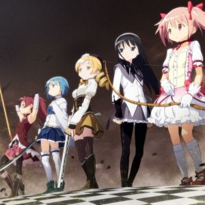 Madoka Magica: le maghette salvatrici dell'umanità schierate in un'immagine del film