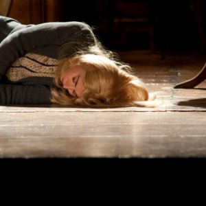 Tra cinque minuti in scena: Elena Russo Arman in una scena