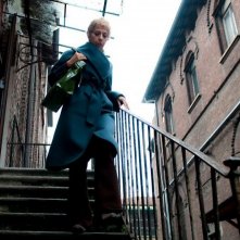 Tra cinque minuti in scena: la protagonista Gianna Coletti in una scena del film in equilibrio tra fiction, documentario e spettacolo teatrale