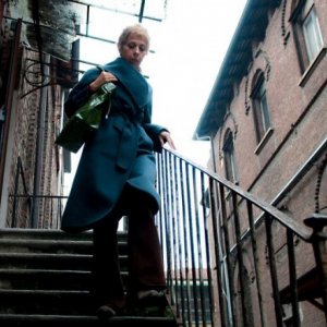 Tra cinque minuti in scena: la protagonista Gianna Coletti in una scena del film in equilibrio tra fiction, documentario e spettacolo teatrale