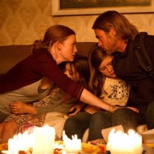 World War Z: Brad Pitt con Mireille Enos, Abigail Hargrove e Sterling Jerins in una scena