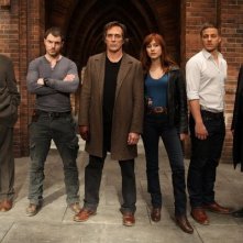 Crossing Lines: il cast della serie in una foto promozionale