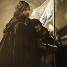 Il trono di spade: Rory McCann e Maisie Williams in una scena dell'episodio Mhysa