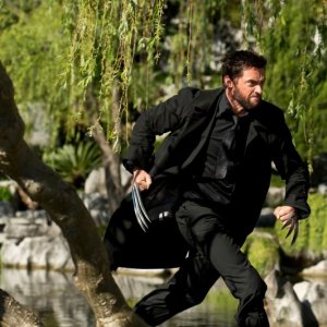 Wolverine: l'immortale, Hugh Jackman in fuga in una scena del film nei panni di Wolverine
