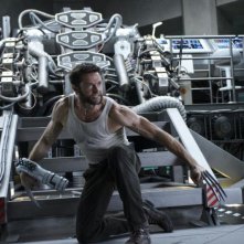 Wolverine: l'immortale - Hugh Jackman si difende dal nemico nel suo laboratorio in una scena