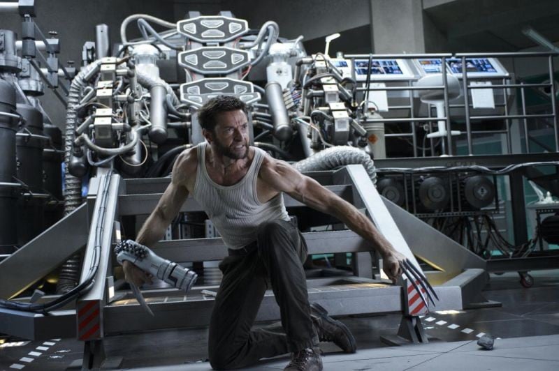 Wolverine: l'immortale - Hugh Jackman si difende dal nemico nel suo laboratorio in una scena