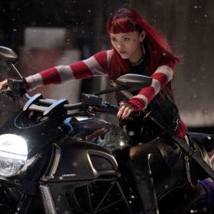 Wolverine: L'immortale, Rila Fukushima a bordo della sua moto in una scena del film