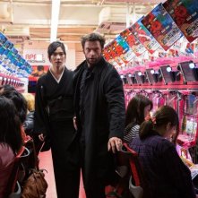 Wolverine: L'immortale, Tao Okamoto e Hugh Jackman in una scena