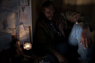 Edwin Hodge in una scena dell'horror La notte del giudizio