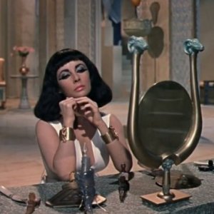 Elizabeth Taylor allo specchio in una scena di Cleopatra, del 1963