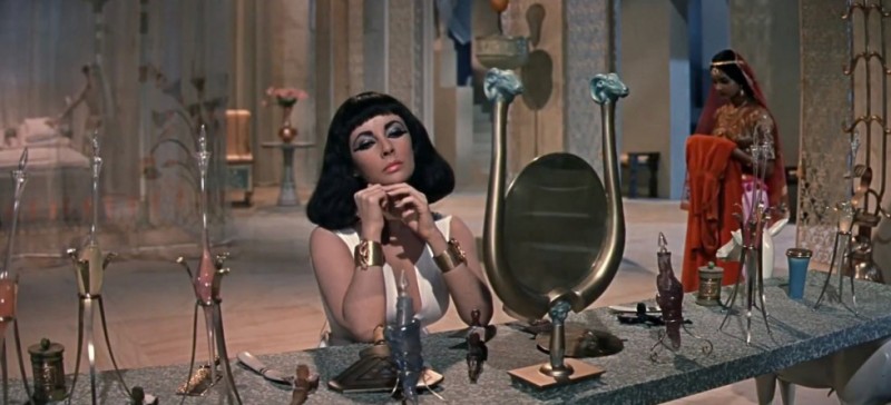 Elizabeth Taylor allo specchio in una scena di Cleopatra, del 1963