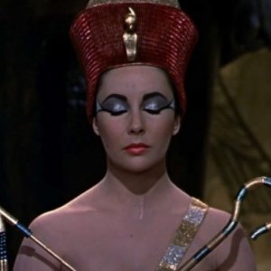 Elizabeth Taylor in una scena di Cleopatra, del 1963