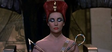 Elizabeth Taylor in una scena di Cleopatra, del 1963