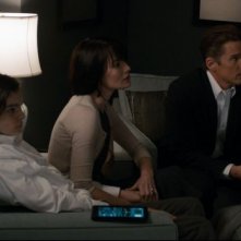 Ethan Hawke insieme a Max Burkholder e Lena Headey in una scena del thriller horror La notte del giudizio