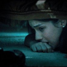 La notte del giudizio: Adelaide Kane terrorizzata si nasconde dall'assassino in una scena