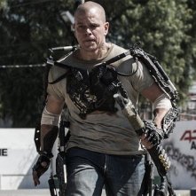 Elysium: Matt Damon sfodera una speciale tenuta da combattimento in una scena del film