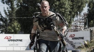 Elysium: Matt Damon sfodera una speciale tenuta da combattimento in una scena del film