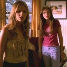 Buffy: Sarah Michelle Gellar e Michelle Trachtenberg in una scena de Il morso del vampiro