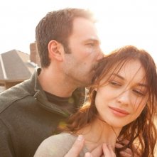 Olga Kurylenko insieme a Ben Affleck in un'immagine di To the Wonder