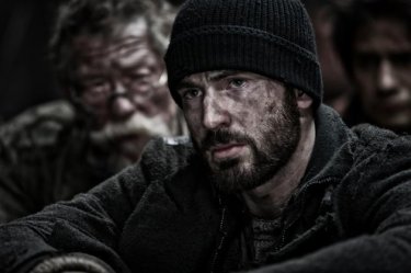 Snowpiercer: Chris Evans in un drammatico primo piano. Alle sue spalle John Hurt