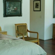 The Canyons: un'immagine di Lindsay Lohan mollemente sdraiata sul letto