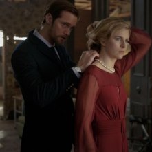 The East: Alexander Skarsgård e Brit Marling in abito da sera in una scena del film