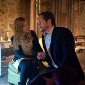 The East: Alexander Skarsgård insieme a Brit Marling in una scena del film