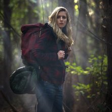 The East: Brit Marling nel bosco in una scena del film