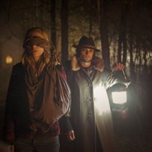The East: Shiloh Fernandez e Brit Marling nel bosco in una scena del film