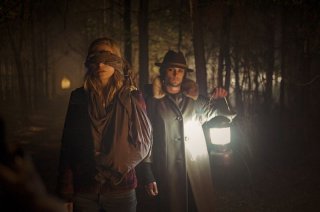The East: Shiloh Fernandez e Brit Marling nel bosco in una scena del film