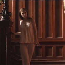 The Last Exorcism 2: Ashley Bell si aggira per la casa in maniera sospettosa in una scena del film