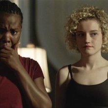 The Last Exorcism - Liberaci dal male: Ashley Bell con Julia Garner, Tarra Riggs e Sharice A. Williams in una scena